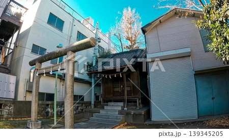都会のビルに囲まれた静かな東關森稲荷神社 139345205