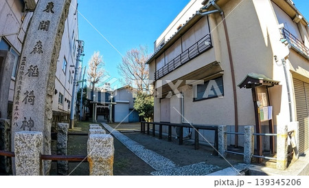 都会のビルに囲まれた静かな東關森稲荷神社 都会のビルに囲まれた静かな東關森稲荷神社 139345206
