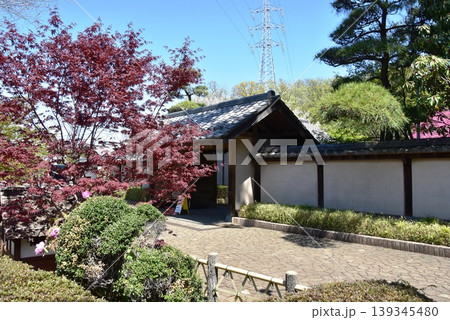 町田薬師池公園四季彩の杜ぼたん園(町田ぼたん園)正面入口と新緑 町田薬師池公園四季彩の杜ぼたん園(町田ぼたん園)正面入口と新緑 139345480