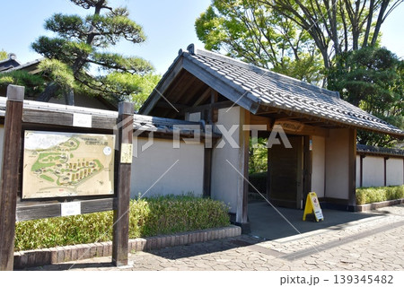 町田薬師池公園四季彩の杜ぼたん園(町田ぼたん園)の正面入口と案内板 町田薬師池公園四季彩の杜ぼたん園(町田ぼたん園)の正面入口と案内板 139345482