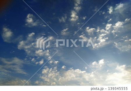 青空に広がる淡い雲とやわらかな光のグラデーション背景 139345555