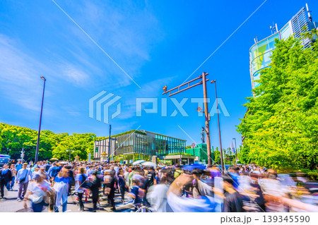 日本の東京都市景観5月2日。インバウンド続く…外国人観光客らで賑わう原宿駅前。多くの方々は半袖… 日本の東京都市景観5月2日。インバウンド続く…外国人観光客らで賑わう原宿駅前。多くの方々は半袖… 139345590