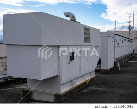 屋上に設置された非常用の発電機と分電盤 139346042