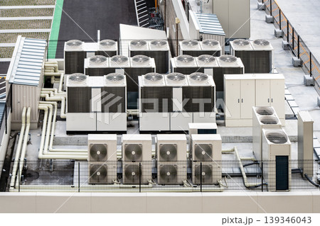 ビル屋上の空調施設の室外機 ビル屋上の空調施設の室外機 139346043