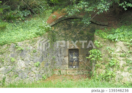 玉城朝薫　組踊の創始者の墓　沖縄の風景 139346236