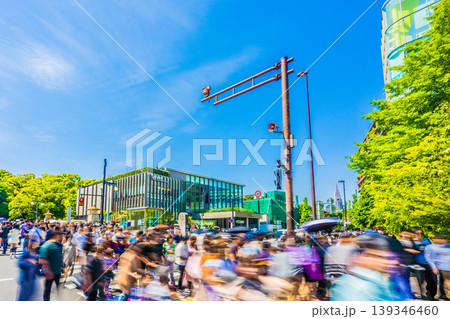 日本の東京都市景観5月2日。インバウンド続く…外国人観光客らで賑わう原宿駅前。多くは半袖…赤信号 日本の東京都市景観5月2日。インバウンド続く…外国人観光客らで賑わう原宿駅前。多くは半袖…赤信号 139346460
