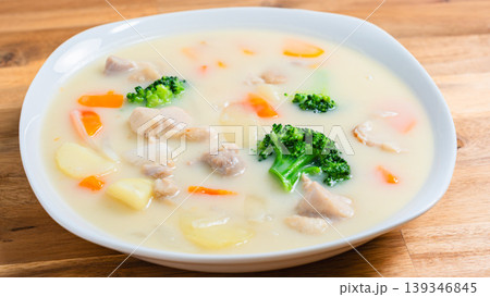 クリームシチュー 鶏肉と野菜の具だくさんシチュー 木目テーブル 139346845
