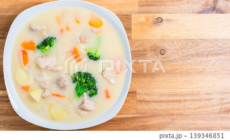 クリームシチュー 鶏肉と野菜の具だくさんシチュー 木目テーブル 139346851