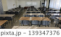 整然と並ぶ机と椅子の無人教室 139347376