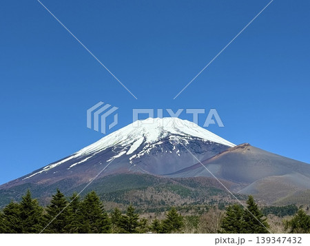 宝永火口と富士山 139347432
