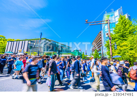 日本の東京都市景観5月2日。インバウンド続く…外国人観光客らで賑わう原宿駅前。多くの方々は半袖… 139347491