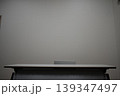 シンプルな演台と無地の壁背景（プレゼン・講義イメージ） 139347497