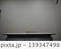 シンプルな演台と無地の壁背景（プレゼン・講義イメージ） 139347498