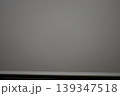 グレーの壁面と余白のシンプル背景素材 139347518