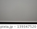 グレーの壁面と余白のシンプル背景素材 139347520