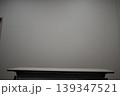 グレーの壁面と余白のシンプル背景素材 139347521