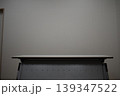 グレーの壁面と余白のシンプル背景素材 139347522