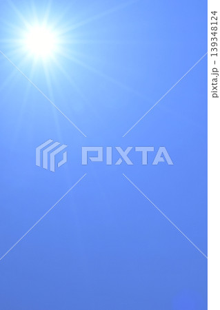 青空と太陽 直射日光 フリースペースイメージ( fix撮影 ) 青空と太陽 直射日光 フリースペースイメージ( fix撮影 ) 139348124