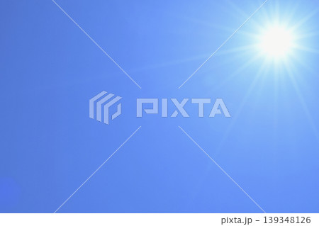 青空と太陽 直射日光 フリースペースイメージ( fix撮影 ) 青空と太陽 直射日光 フリースペースイメージ( fix撮影 ) 139348126
