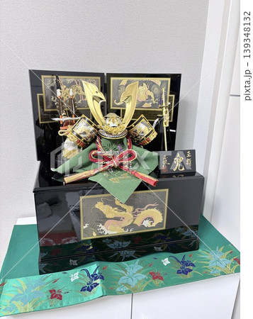 金色に輝く5月人形 兜 金色に輝く5月人形 兜 139348132