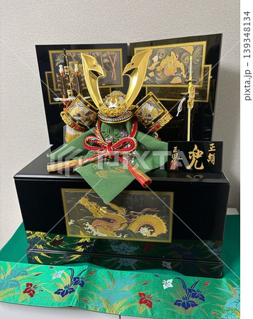金色に輝く5月人形 兜 金色に輝く5月人形 兜 139348134