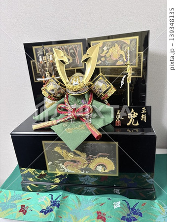 金色に輝く5月人形 兜 金色に輝く5月人形 兜 139348135