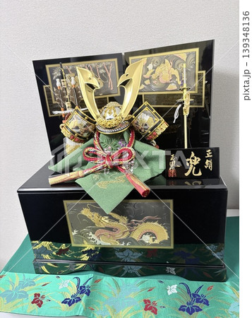 金色に輝く5月人形 兜 金色に輝く5月人形 兜 139348136