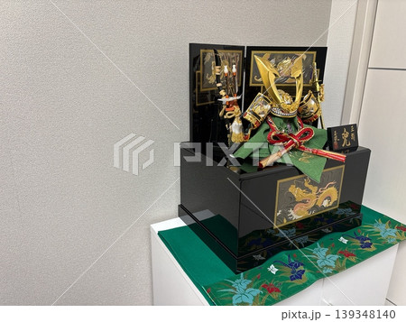 金色に輝く5月人形　兜 139348140