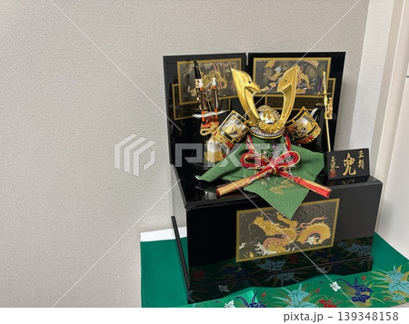 金色に輝く5月人形 兜 金色に輝く5月人形 兜 139348158