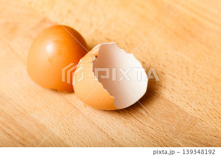 Detailed closeup of empty cracked eggshells Detailed closeup of empty cracked eggshells 139348192