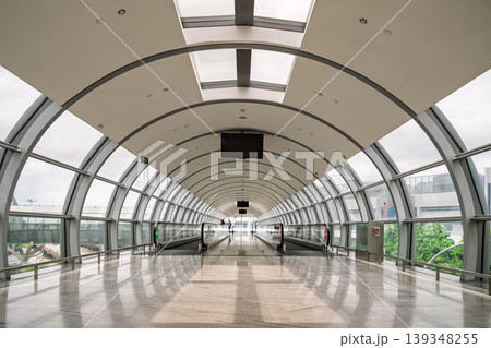 Modern covered walkway with travelators and curved glass structure Modern covered walkway with travelators and curved glass structure 139348255