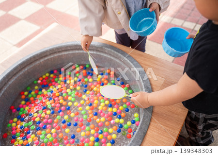 スーパーボールすくいをする子供達 スーパーボールすくいをする子供達 139348303
