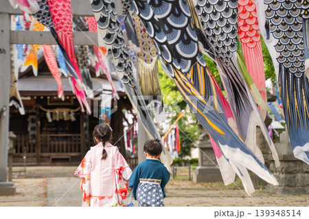 大きな鯉のぼりと着物の子供達 139348514