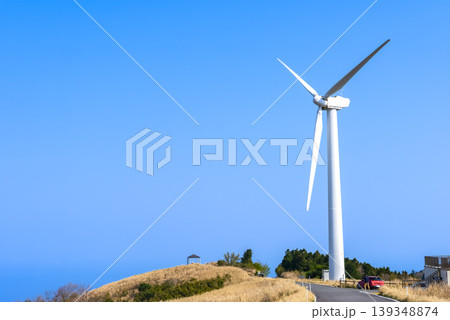 青空にそびえる風力発電機 東伊豆町風力発電所 青空にそびえる風力発電機 東伊豆町風力発電所 139348874
