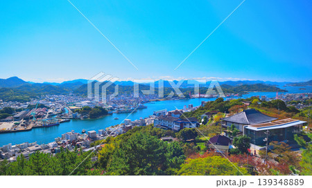高台から見下ろす港町 139348889