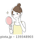 手鏡を見る女性 139348903