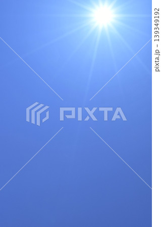 青空と太陽　直射日光　フリースペースイメージ（ fix撮影 ） 139349192