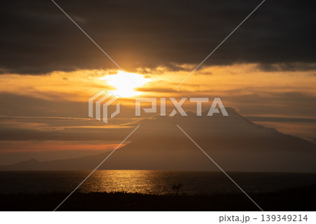 夕暮れの海の島影 利尻富士 夕暮れの海の島影 利尻富士 139349214