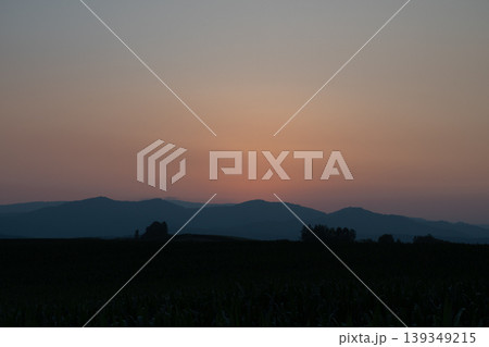 美しい夕暮れの空と夏の丘陵地帯 139349215