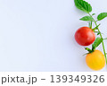 カラフルなミニトマトと葉（夏野菜） 139349326