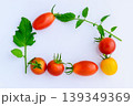 カラフルなミニトマトと葉のフレーム（夏野菜） 139349369