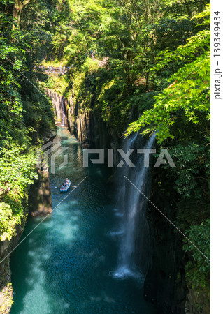 Tourist people paddle rowboat at Manai waterfall, Takachiho gorge Tourist people paddle rowboat at Manai waterfall, Takachiho gorge 139349434