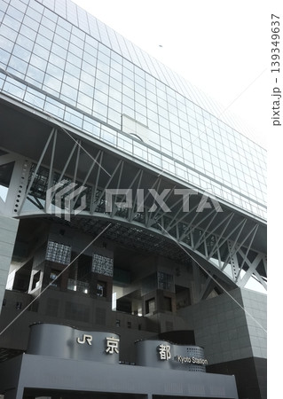京都の玄関口：近代的なトラス建築が美しいJR京都駅の外観 139349637