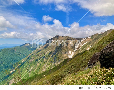 夏の谷川岳登山道から望む稜線に残る雪と青空の大パノラマ 139349979