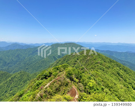 緑に覆われた尾根道と連なる山々の夏空 緑に覆われた尾根道と連なる山々の夏空 139349980