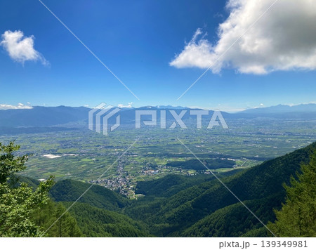 展望台から見下ろす盆地と広大な平野の夏景色 139349981