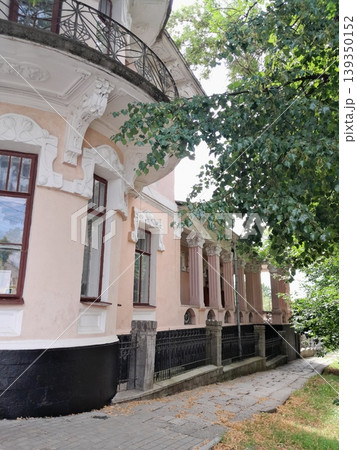 Building Facade with Entrance and Classic Architecture in Sunlight Building Facade with Entrance and Classic Architecture in Sunlight 139350152