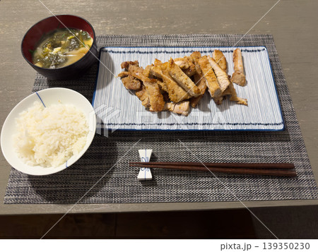 焼き豚肉とご飯と味噌汁の和食定食|家庭料理の食卓風景 焼き豚肉とご飯と味噌汁の和食定食|家庭料理の食卓風景 139350230