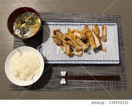 焼き豚肉をメインにした和食定食|ご飯と味噌汁のシンプルな食事 焼き豚肉をメインにした和食定食|ご飯と味噌汁のシンプルな食事 139350231