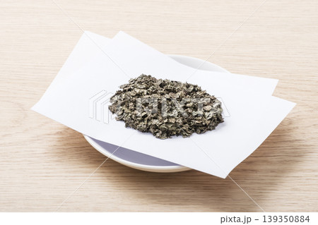 杜仲茶 ハーブティー 健康茶 皿に盛られ茶葉 杜仲茶 ハーブティー 健康茶 皿に盛られ茶葉 139350884